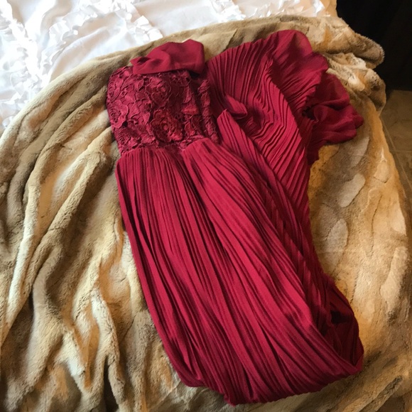 🌹 Gorgeous Burgundy Bridesmaid Dress - Picture 3 of 3
